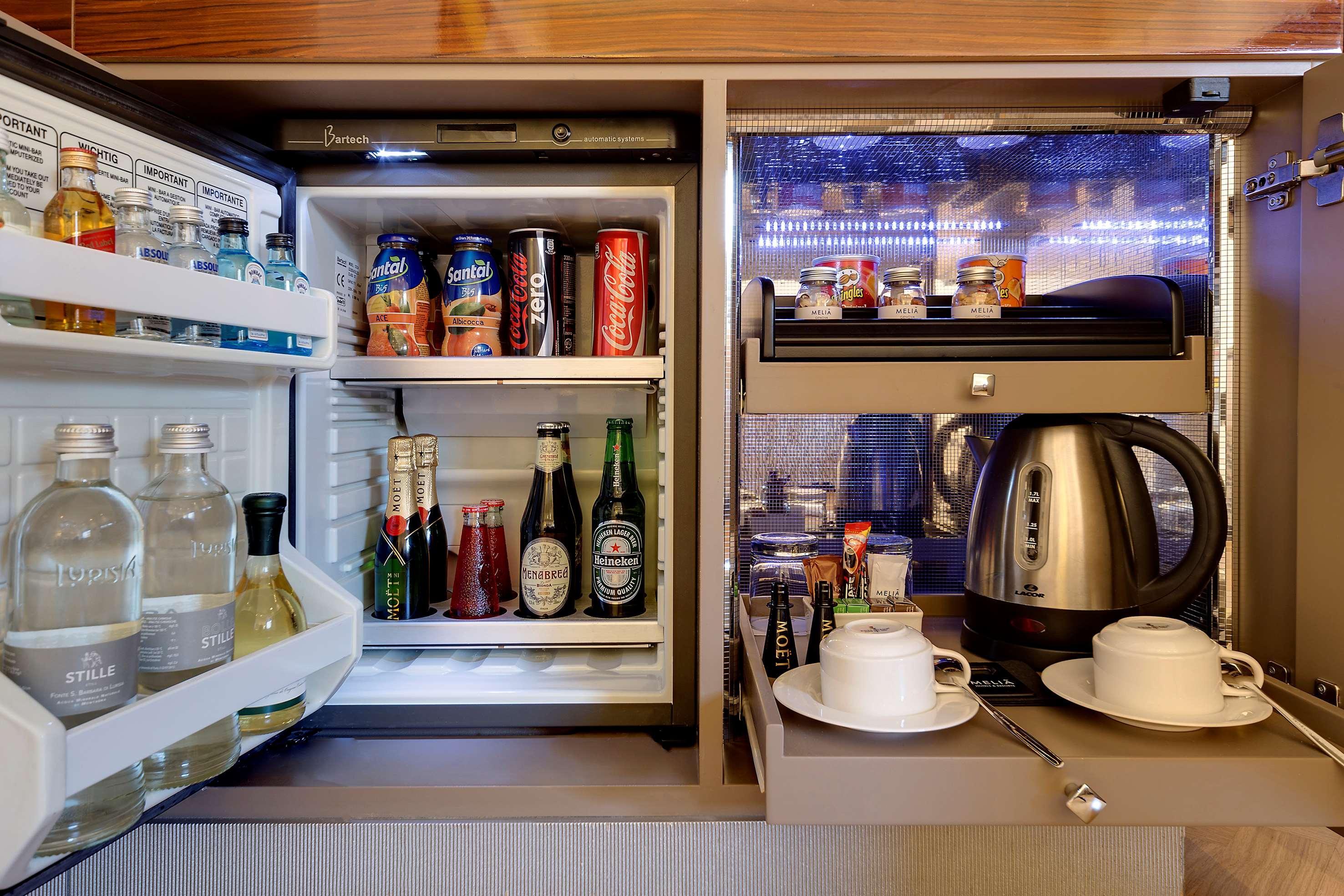 热那亚美利亚酒店 外观 照片 A mini-bar in a hotel room