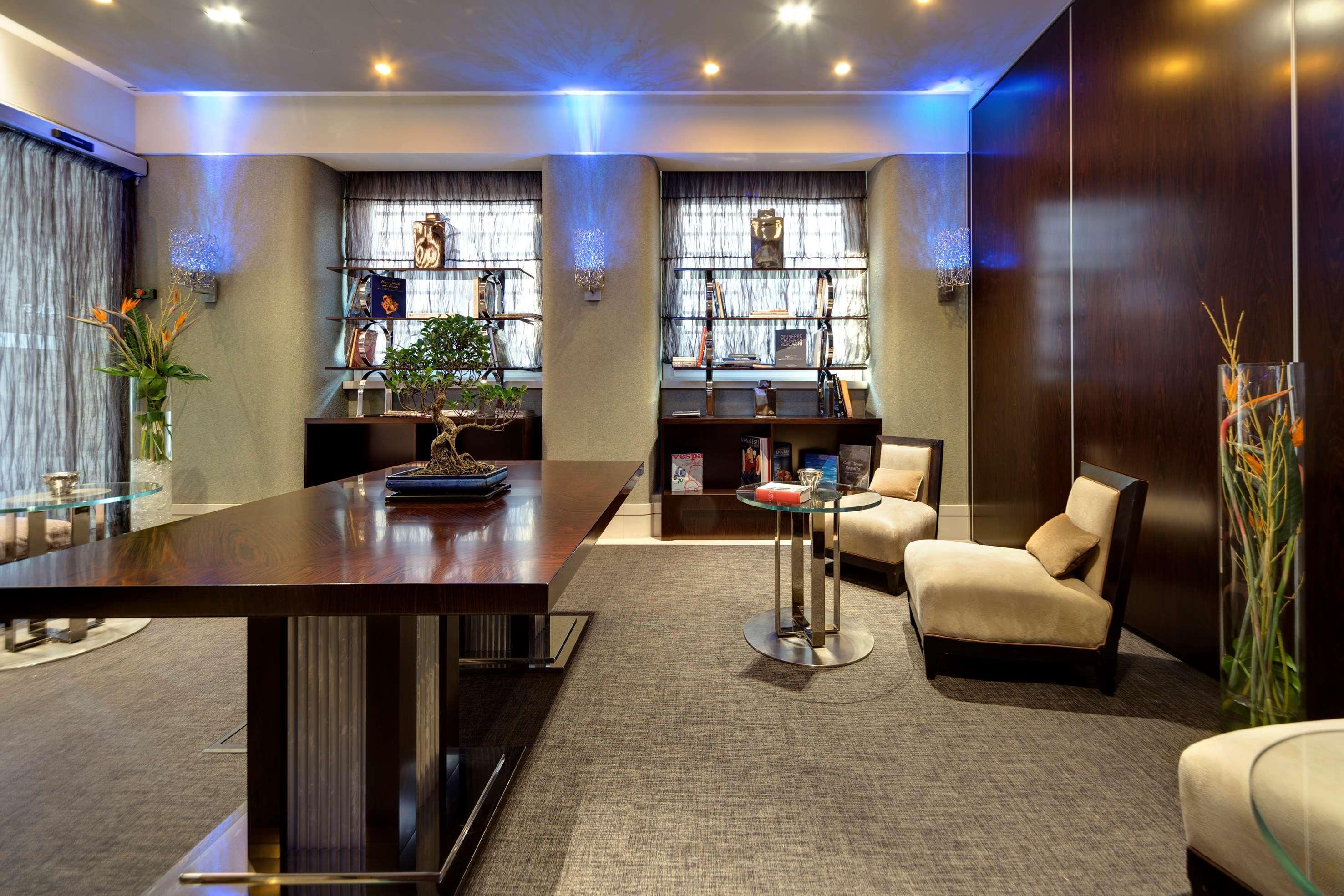 热那亚美利亚酒店 外观 照片 The interior of the office of a private banker in London